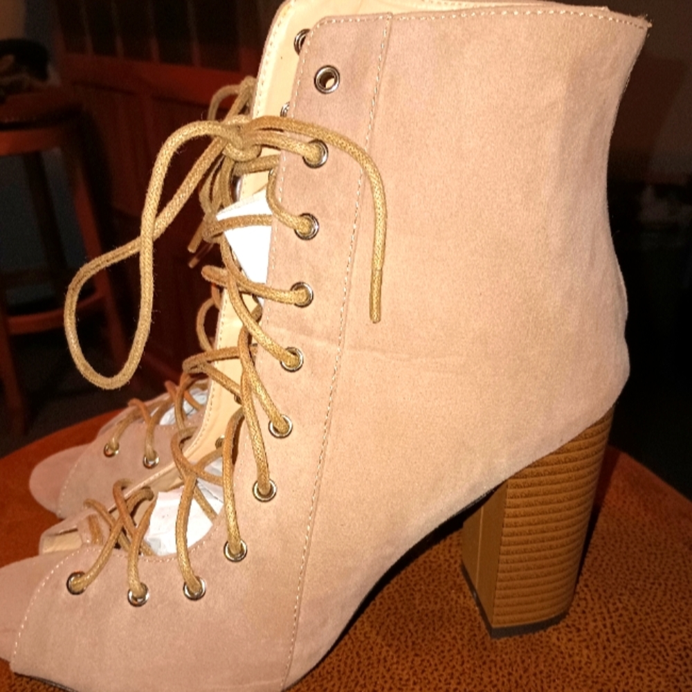 Cute lace up boots with 3" heel! Super Cute!